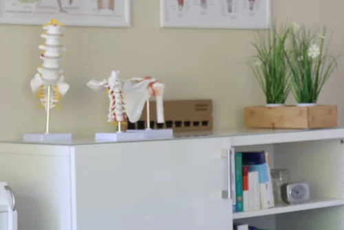 Iris-Casper-Liebscher-und-Bracht-Behandlungszimmer-Hochformat